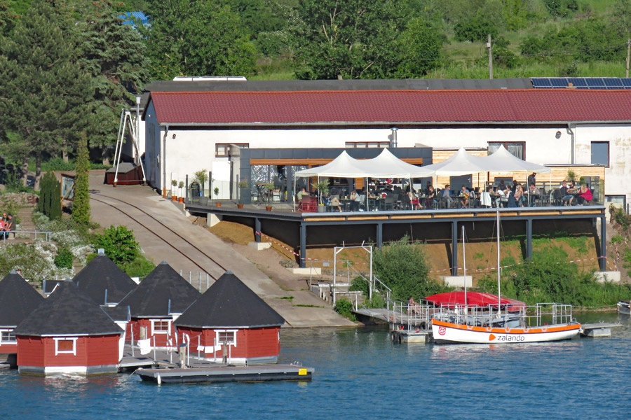 Alperstedter See - Schwimmende Hütten und Bistro 'Strandgut 33' mit See-Terrasse
